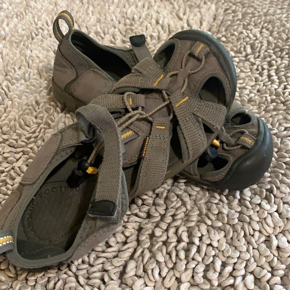 Keen water shoes size 4